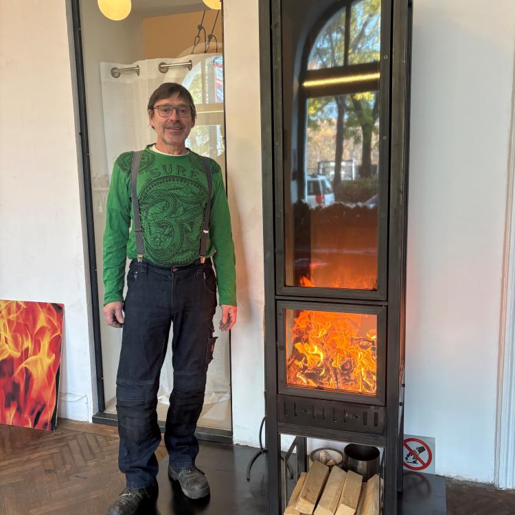 Andreas Mayer neben einem Pyrarium X-Large